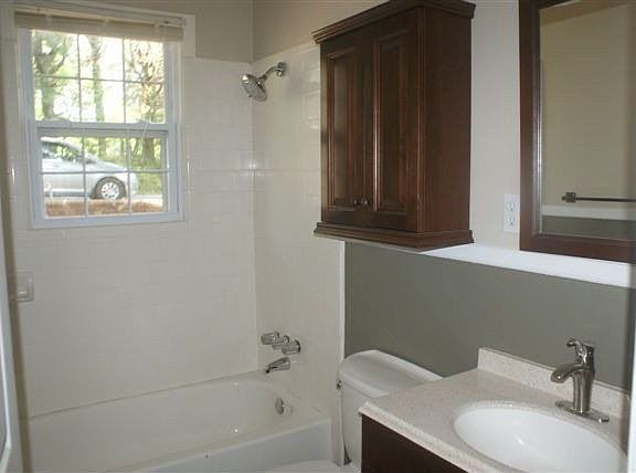 4th image of 1112 Highland St