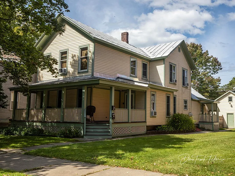 Walk To Downtown Saratoga Springs!