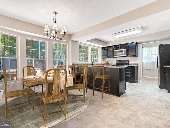 4th image of 6 Lee Ct