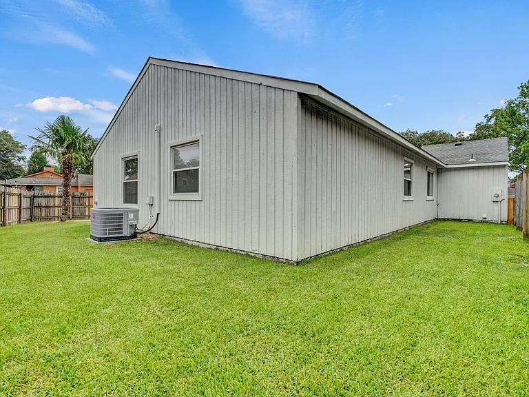 1801 Colleen Ct — Photo 35