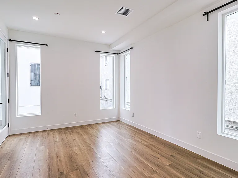 159 1/2 S Hoover St #2 — Photo 9