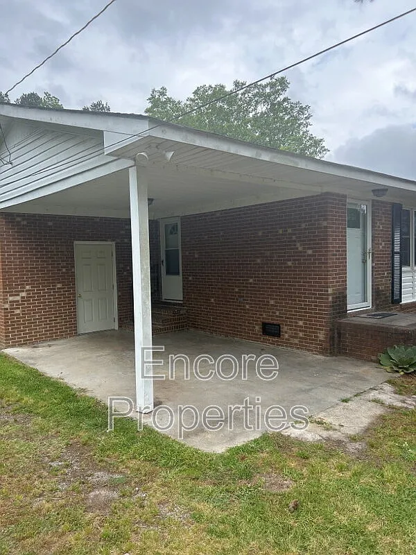 3 bed, 1.0 bath, 1100 sqft, $1,300 — Photo 3
