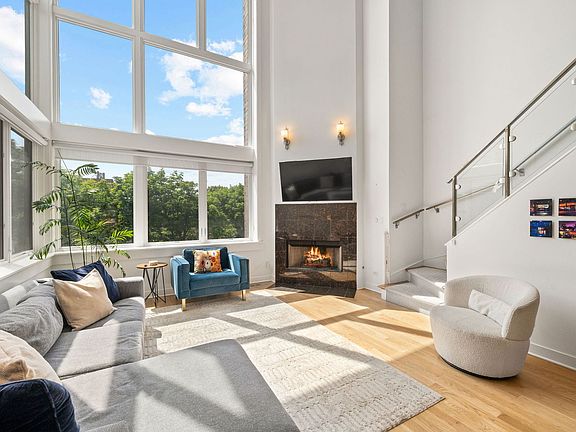 3rd image of 2047 N Leavitt St APT 2S