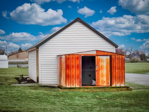 22207 Hickory St, Woodburn, IN 46797