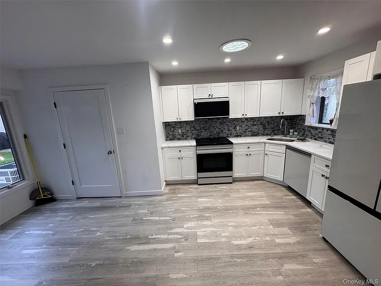 20 Strathmore Gate Dr — Photo 1