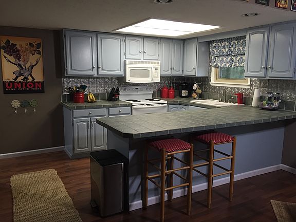 3rd image of 395 Woodlawn Dr