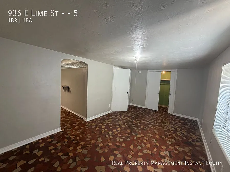 Building Photo - 936 E Lime St #5