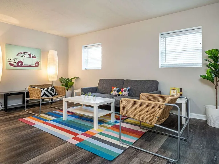 Viceroy Apartments — Photo 2