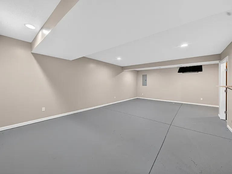 109 Clay Ct — Photo 16