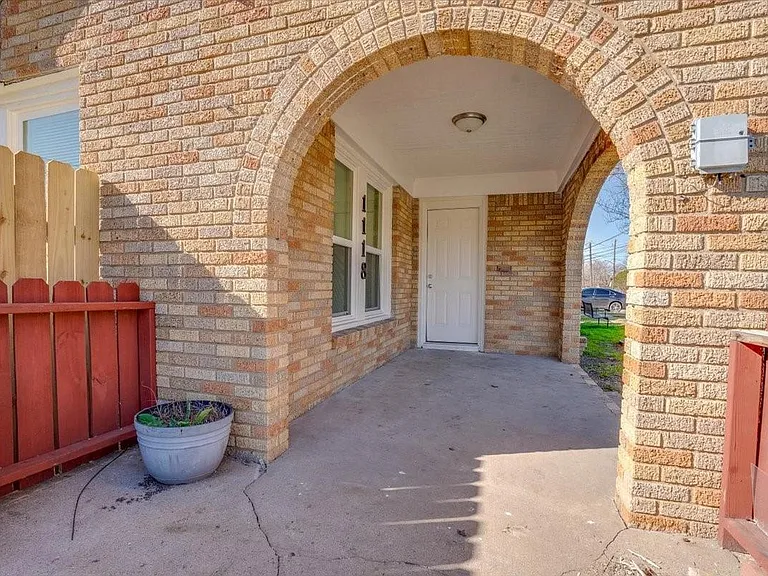 1118 Elliston St — Photo 4