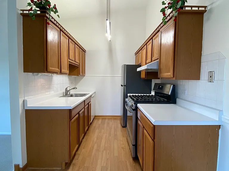 914 Van Buren Ct — Photo 10
