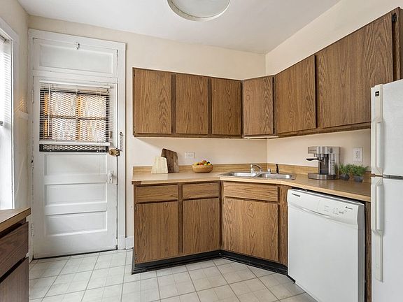 5th image of 3517-25 N Racine Ave #1B-1Ba