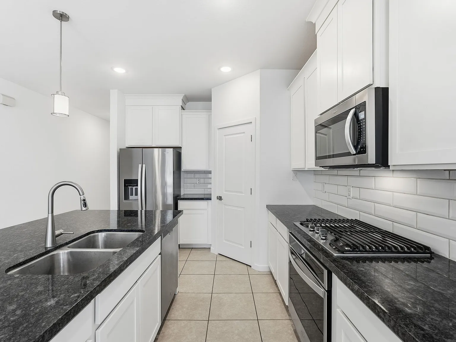 4 bed, 2026 sqft, $2,400 — Photo 4