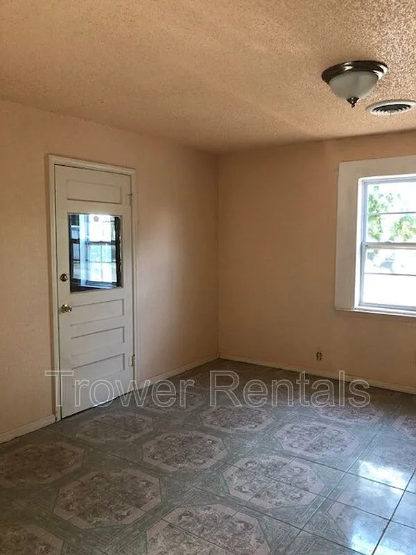 3 bed, 1.5 bath, 1548 sqft, $1,500 — Photo 3