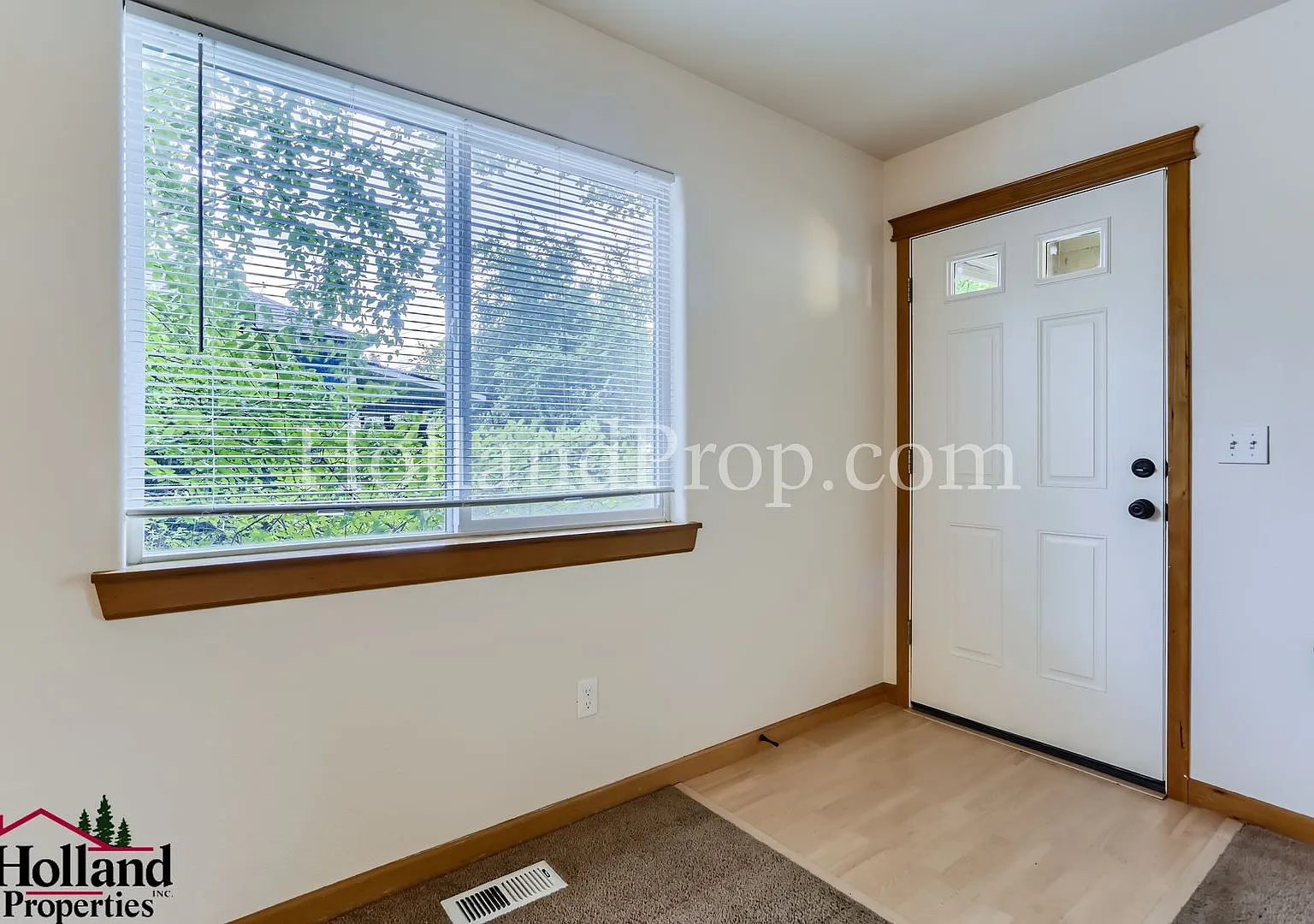 Charming 3-Bedroom Duplex In The Heart Of Woodstock! Best Price $2,295! — Photo 3