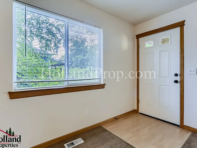 6547 SE Woodstock Blvd — Photo 3