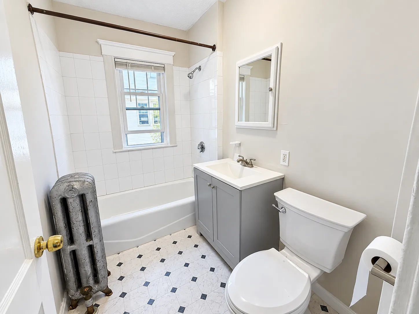 4 bed, 2000 sqft, $4,350 — Photo 3