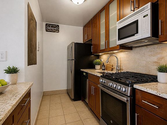 5th image of 185 Hall St APT 1717