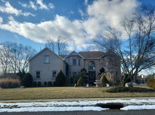 10 Yellowstone Dr, Old Bridge, NJ 08857
