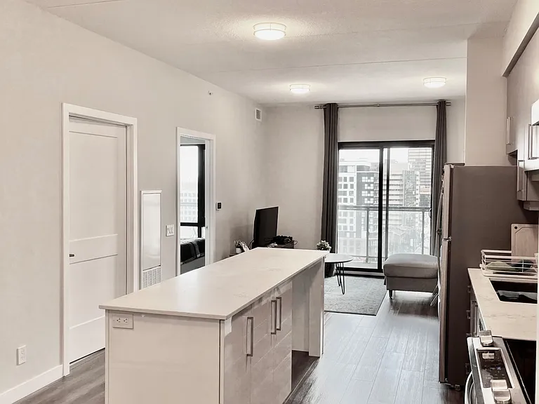 15 Queen St S #1012 — Photo 10