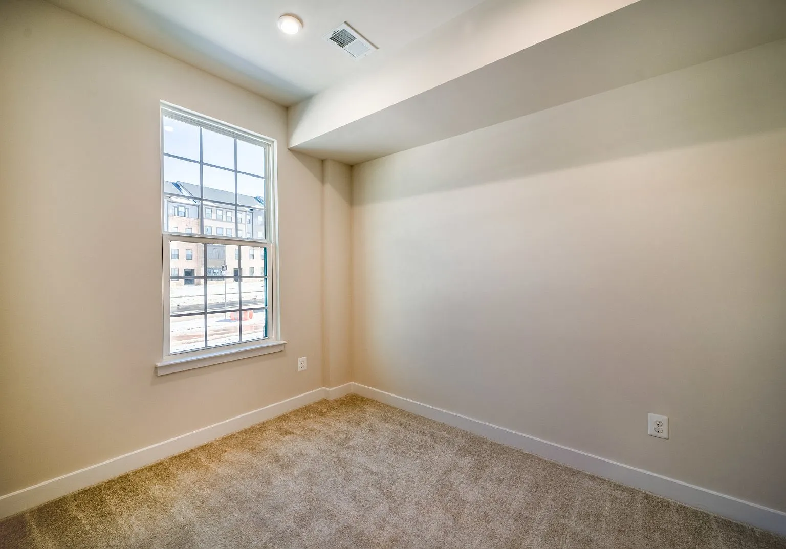3 bed, 3.0 bath, 1664 sqft, $3,300 — Photo 4