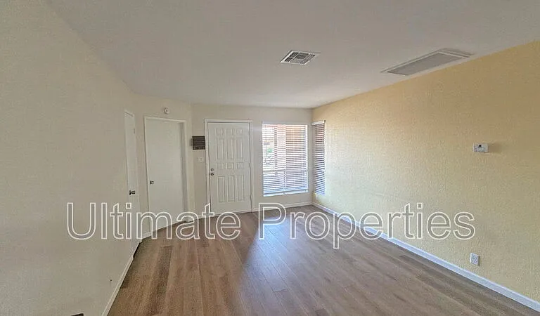 409 W Pontiac Dr #3 — Photo 4
