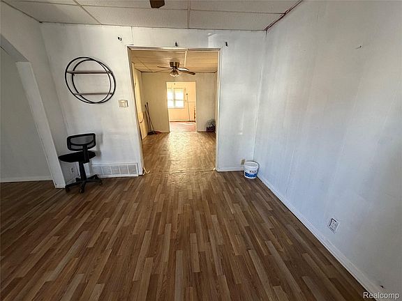 3rd image of 124 Le Roy St