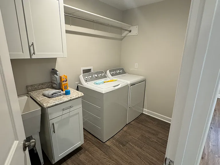 375 Beverly Pl — Photo 7