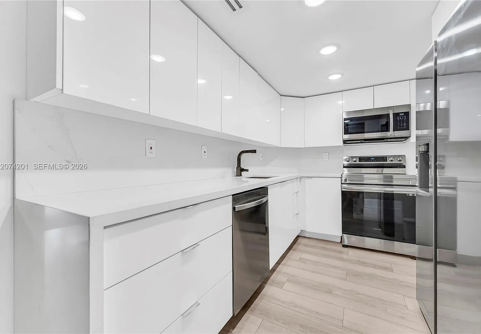 Arlen House Condo — Photo 1