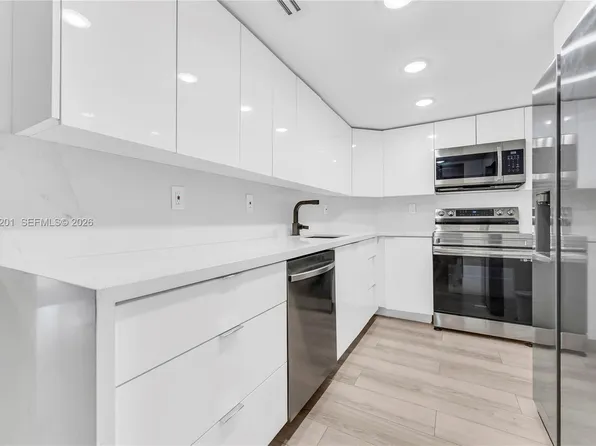 300 Bayview Dr, Sunny Isles Beach, FL