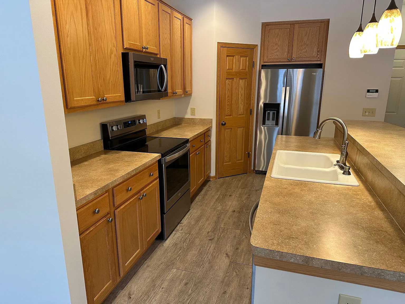 3 bed, 3.0 bath, 1642 sqft, $2,445 — Photo 4