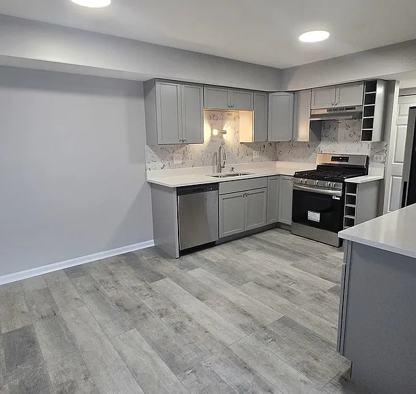1688 Queensbury Cir #0 — Photo 3
