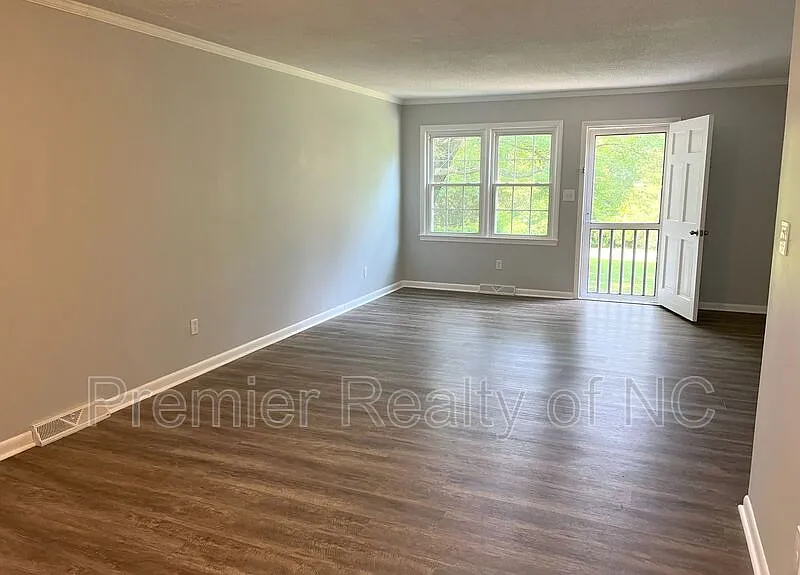 2 bed, 1.5 bath, 1000 sqft, $1,200 — Photo 3