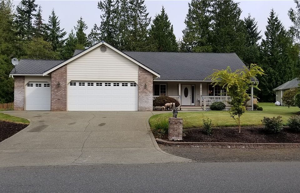 THis home is ready for you to move in to. The owner has spared no expense in upkeep and maintenance. Enjoy Lakeland Villages finest! The golf course, the Bistro, the Lake and more are waiting for you!