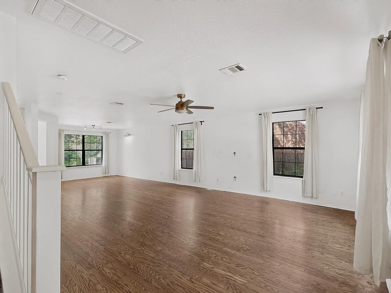 4 bed, 2.5 bath, 2479 sqft, $2,400 — Photo 4