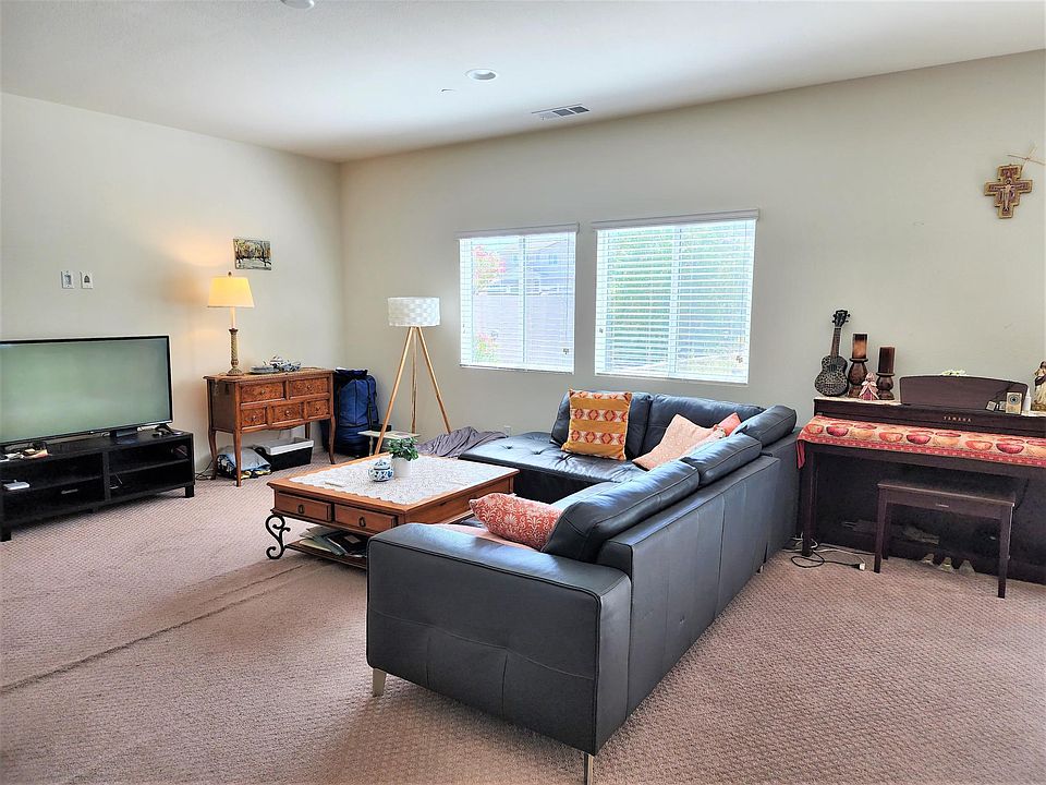 1st image of 34823 Oakwood Ln