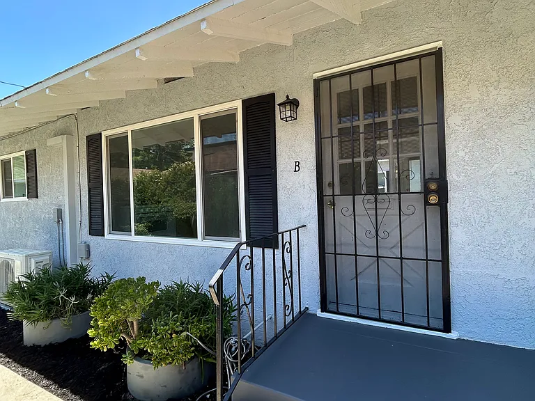 1206 W Victory Blvd #B — Photo 1