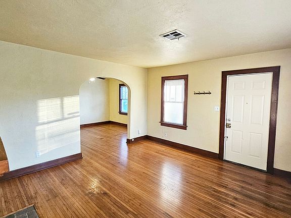 4th image of 2427 W Park Pl