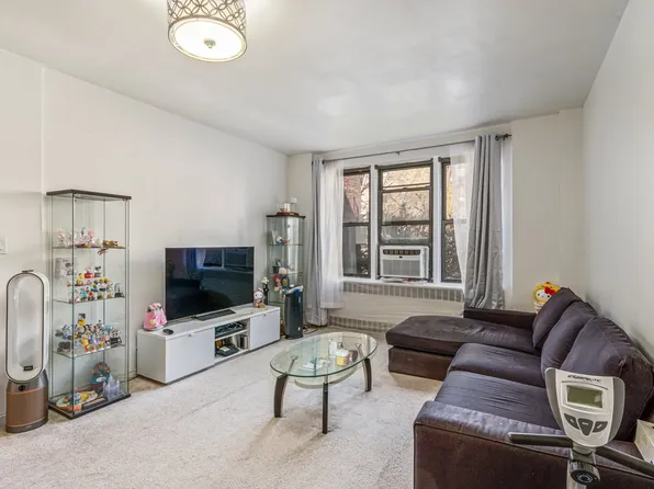 67-40 Yellowstone Boulevard image 5 of 19