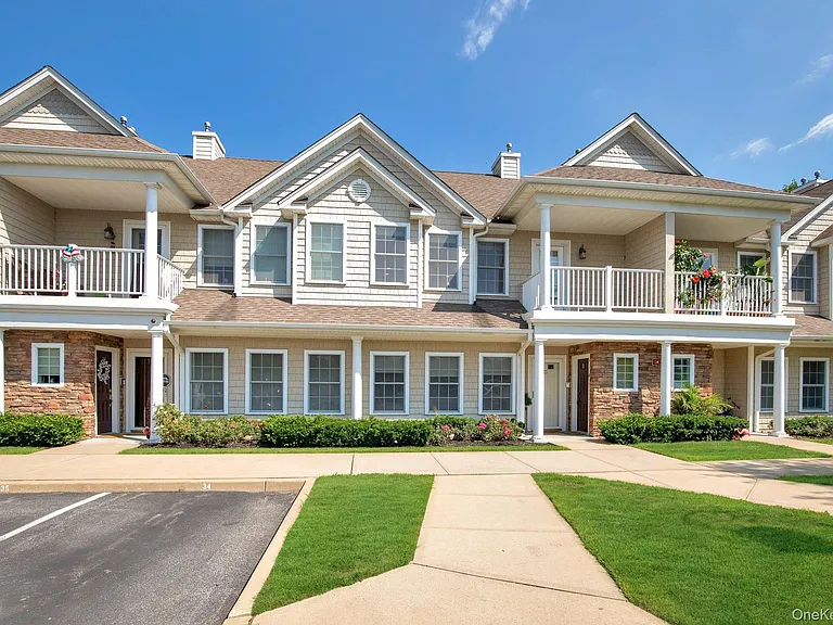 34 Della Dr — Photo 1
