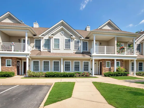 34 Della Dr, West Babylon, NY 11704
