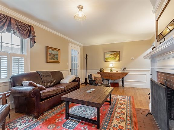 5th image of 360A Pond St