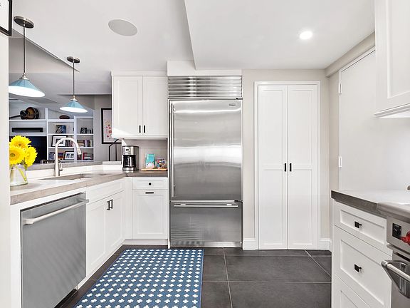 4th image of 344 W 23rd St #1D