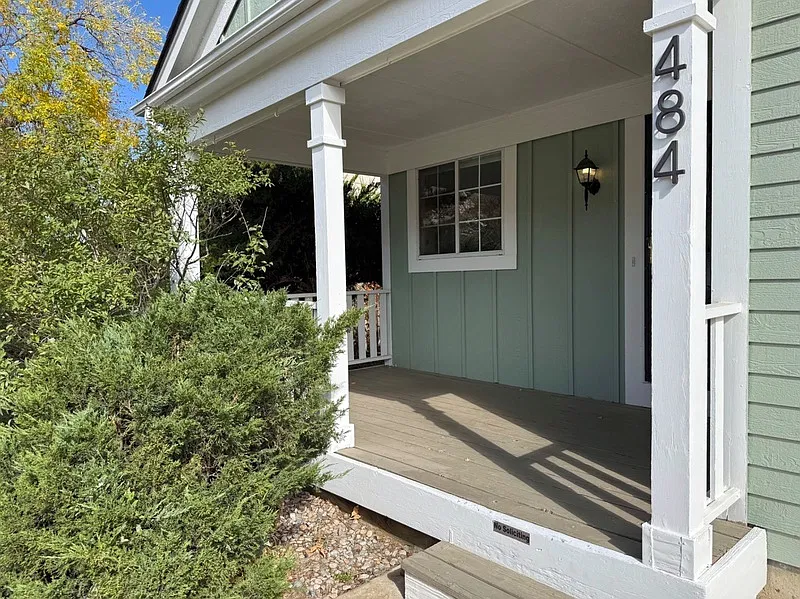 2 bed, 2.0 bath, 902 sqft, $2,400 — Photo 2