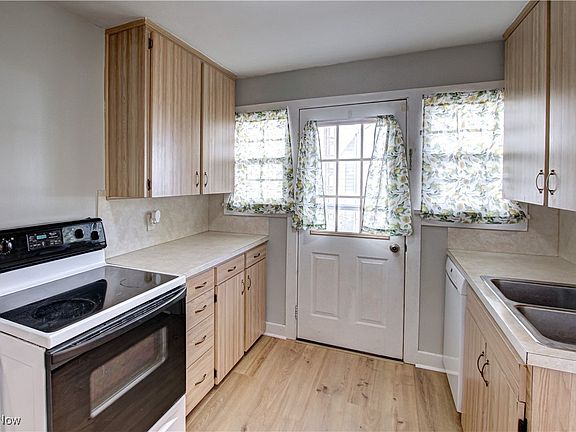 3rd image of 408 Fairlawn Ave