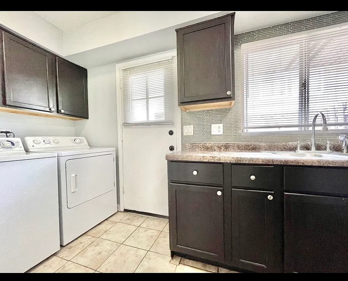 2 bed, 1.5 bath, 944 sqft, $2,300 — Photo 3
