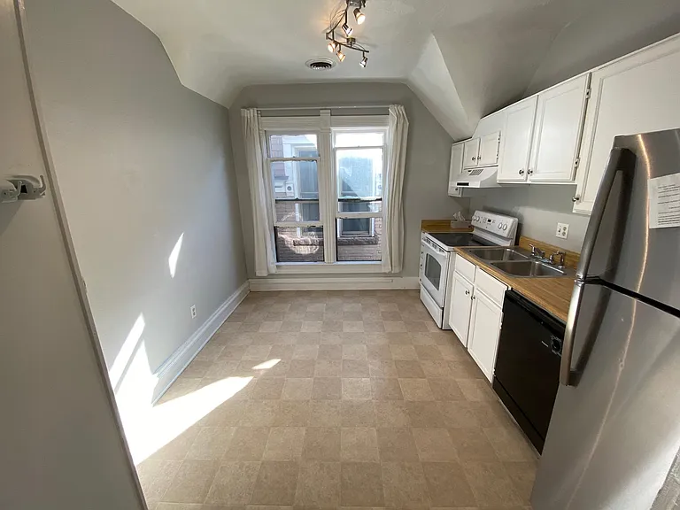 220 W 2nd Ave #2 — Photo 5