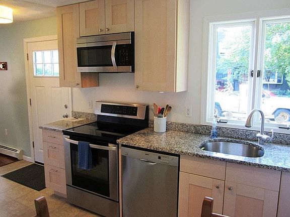 Renovated kitchen w. stainless appliances, granite counters, new flooring