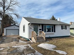 1305 Manvel Ave, Grafton, ND 58237