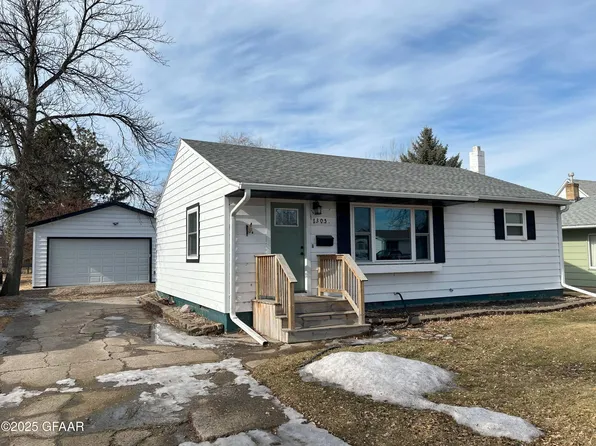 1305 Manvel Ave, Grafton, ND 58237